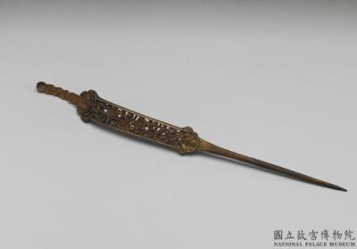 图片[2]-Agarwood earpick-hairpin with carved plum-blossom decoration, Qing dynasty (1644-1911)-China Archive